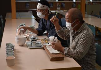 絵付けを指導する陶工の渡辺隆さん（右）と藤野明紀さん
