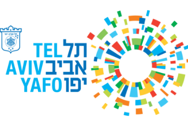Schriftzug Tel Aviv-Yaffo. Daneben ein Kreis mit vielen bunten Vierecken und dem Wappen, © City of Tel Aviv