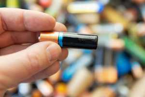 This cool, dead-simple trick reveals if a battery is full or empty