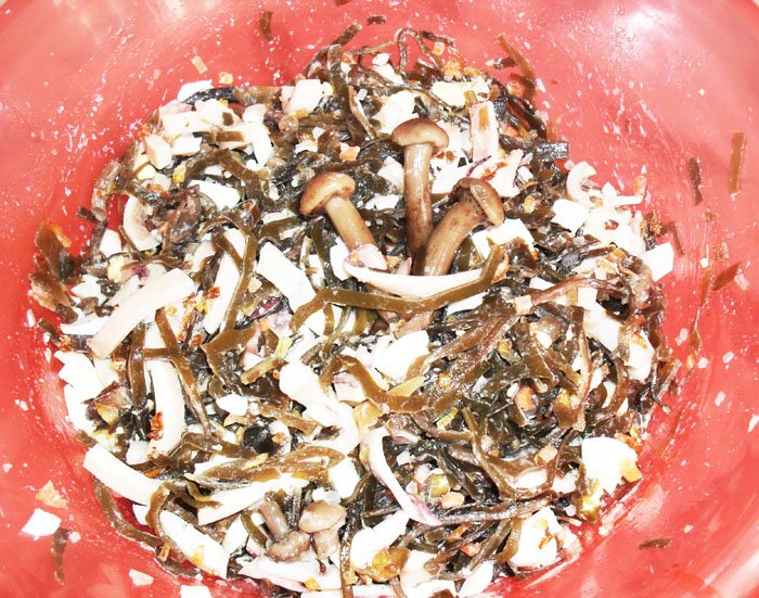 Салат с грибами, кальмарами и морской капустой - рецепт с фото