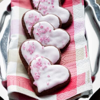 Шоколадное песочное печенье на День Валентина - рецепт с фото