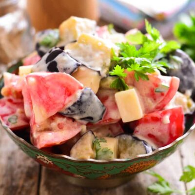 Салат с жареными кусочками баклажанов, помидоров и сыром