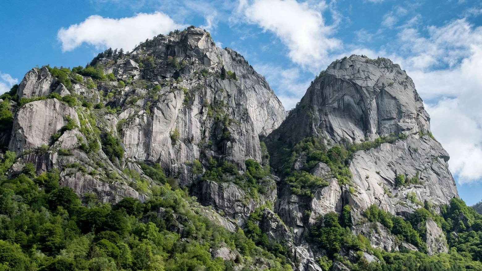 La montagna dove sono morti i tre giovani finanzieri del soccorso alpino è una delle più celebri del paradiso dell’arrampicata. Un viaggio verticale sul granito