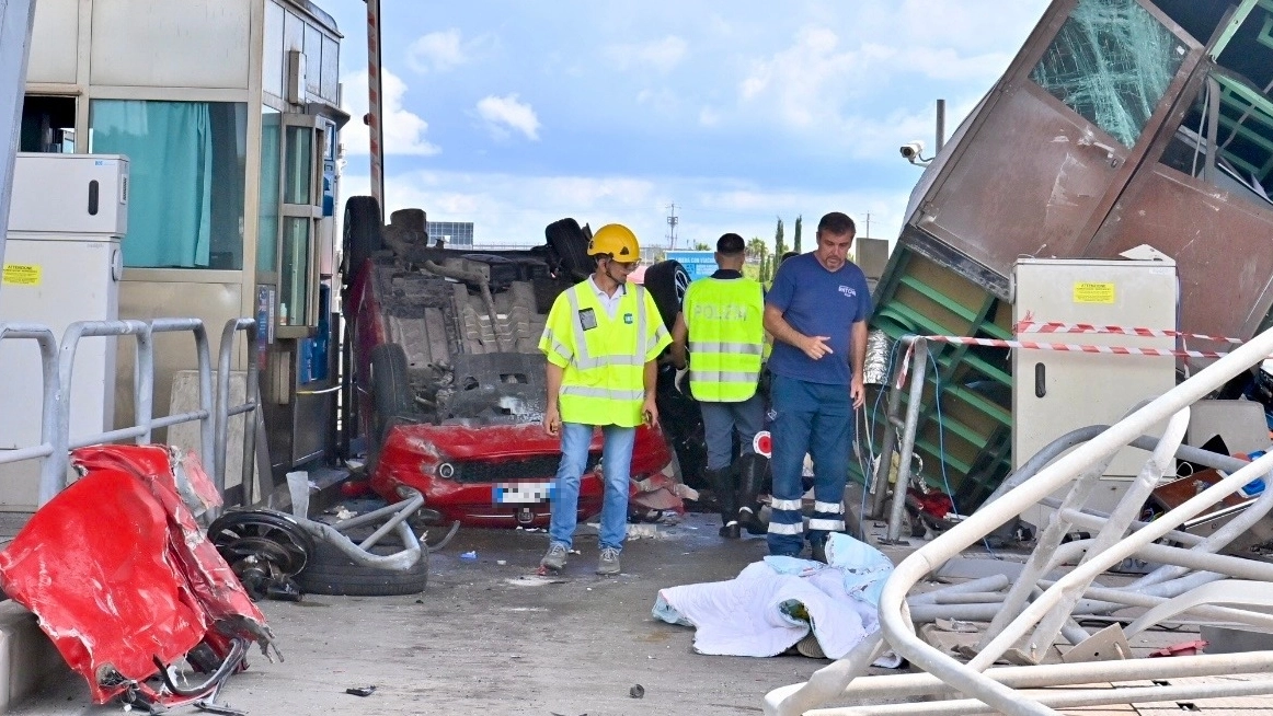 Tre morti e sette persone ferite è il tragico bilancio di questo terribile incidente ieri all’uscita dell’autostrada a Rosignano