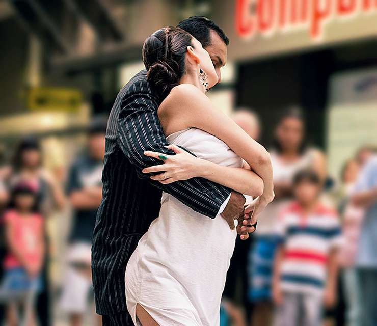 Аргентинское танго – визитная карточка страны. Его танцуют в каждом дворе, но, если хотите узнать танец лучше, ищите милонги – вечеринки для местных