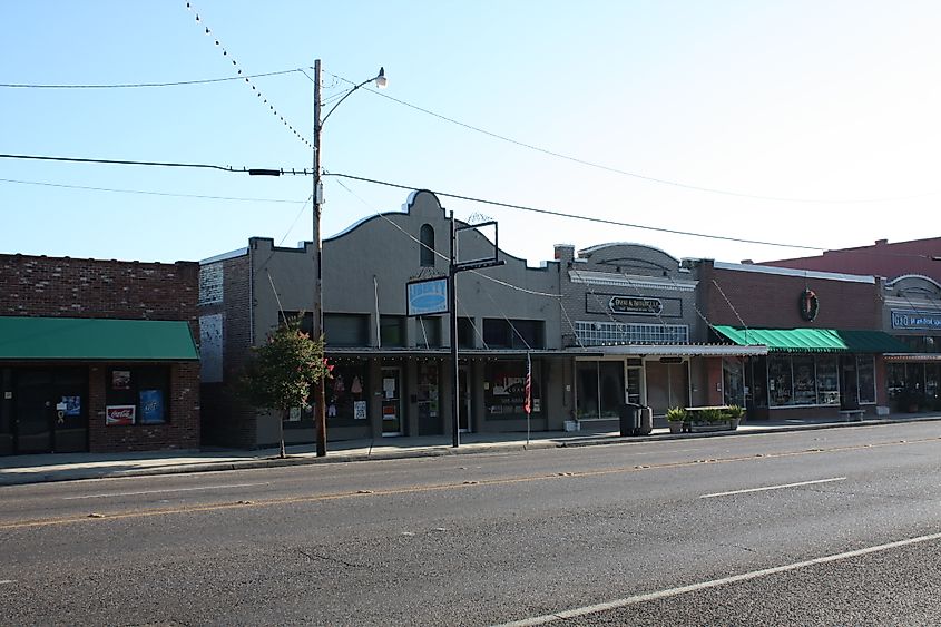 Ponchatoula, Louisiana. In Wikipedia. https://en.wikipedia.org/wiki/Ponchatoula,_Louisiana By Polka Dots and Pastries - https://www.flickr.com/photos/lifes-little-lists/9312125231/, CC BY 2.0, https://commons.wikimedia.org/w/index.php?curid=50785665