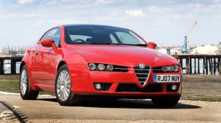 Alfa Romeo models usually feature number plates on one of the front wings to allow for the central grille