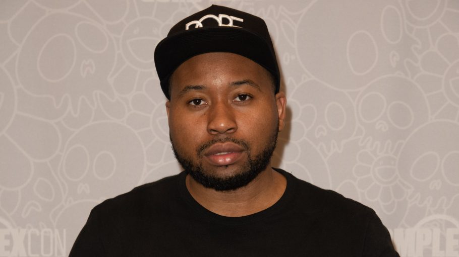 DJ Akademiks at 2018 ComplexCon, wearing a Black shirt and Black hat.