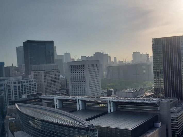 世界屈指の過密都市東京。写真手前の建造物は、東京国際フォーラム。最近は、新宿に移転するまでここに東京都庁があったと知って驚く人もいるのではないか（千代田区丸の内から）