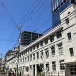 福岡市の大名地区の電柱や電線。右奥の建物は「ザ・リッツ・カールトン福岡」