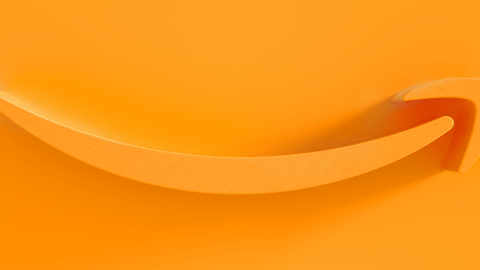 Der orange farbene Pfeil aus dem Amazon Logo auf orange farbenem Hintergrund.