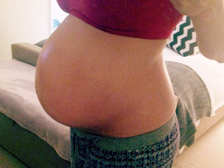 woman 29 weeks pregnant showing her belly