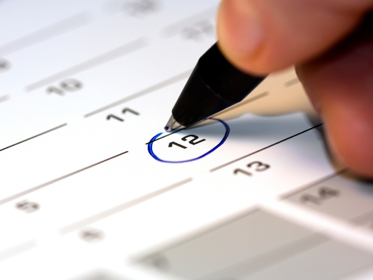 woman circling on her calendar the date her period started