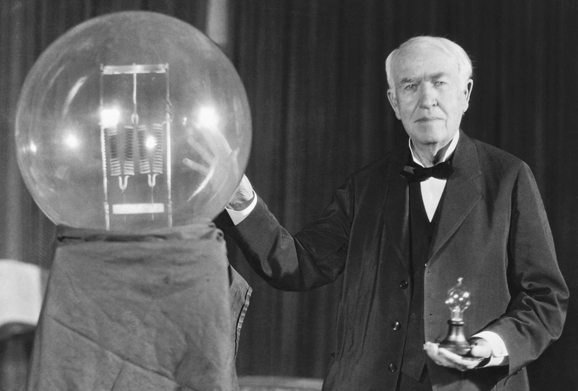 Thomas Edison, incandescent light bulb