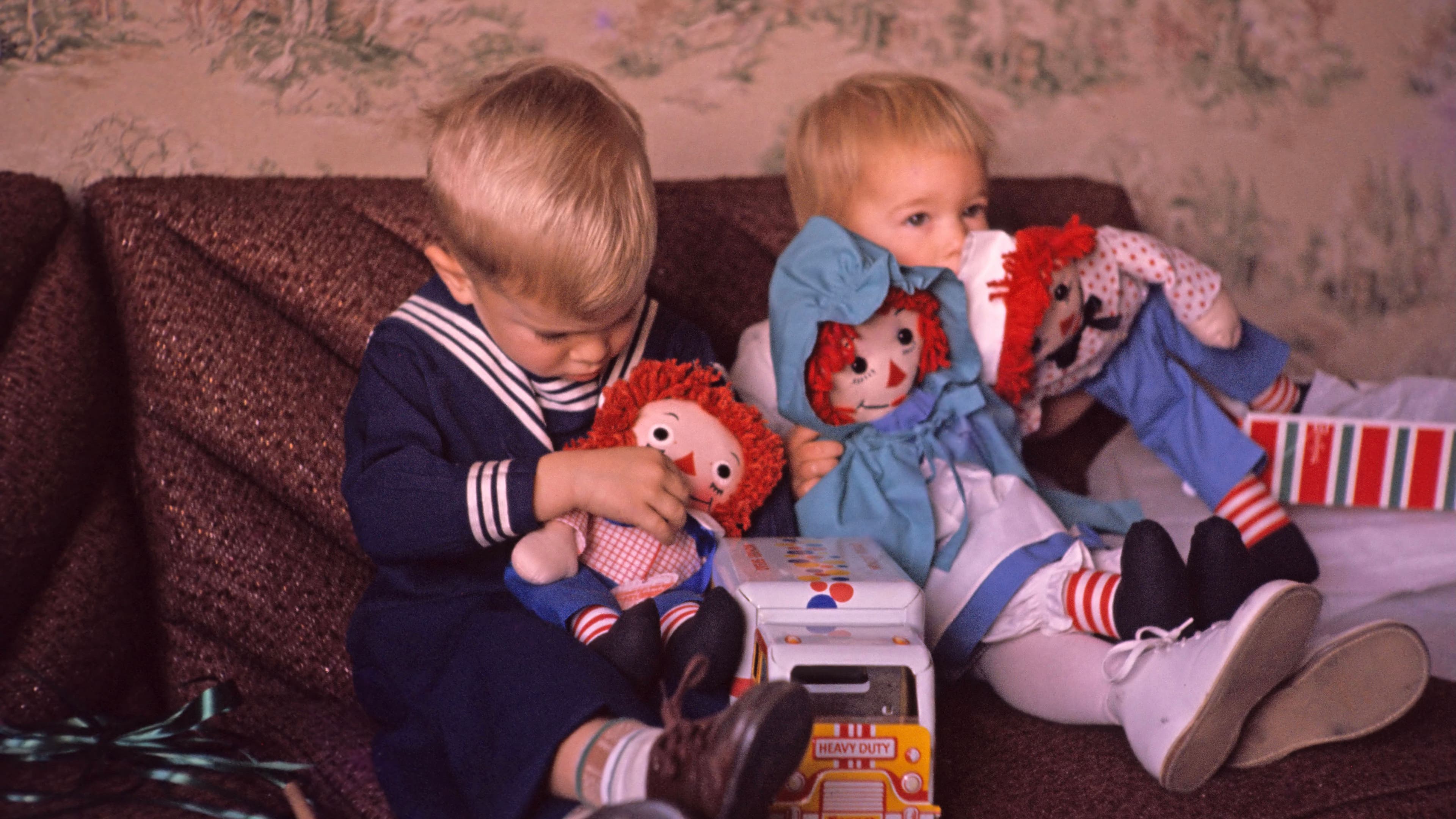 Vintage Christmas picture from 1960 of a boy and girl with Raggedy Ann and Raggedy Andy dolls