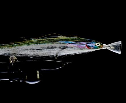 Produce a left- and a right Fish Foil and tie them in on each side of the fly. Then trim all excess and whip fi nish the fly.