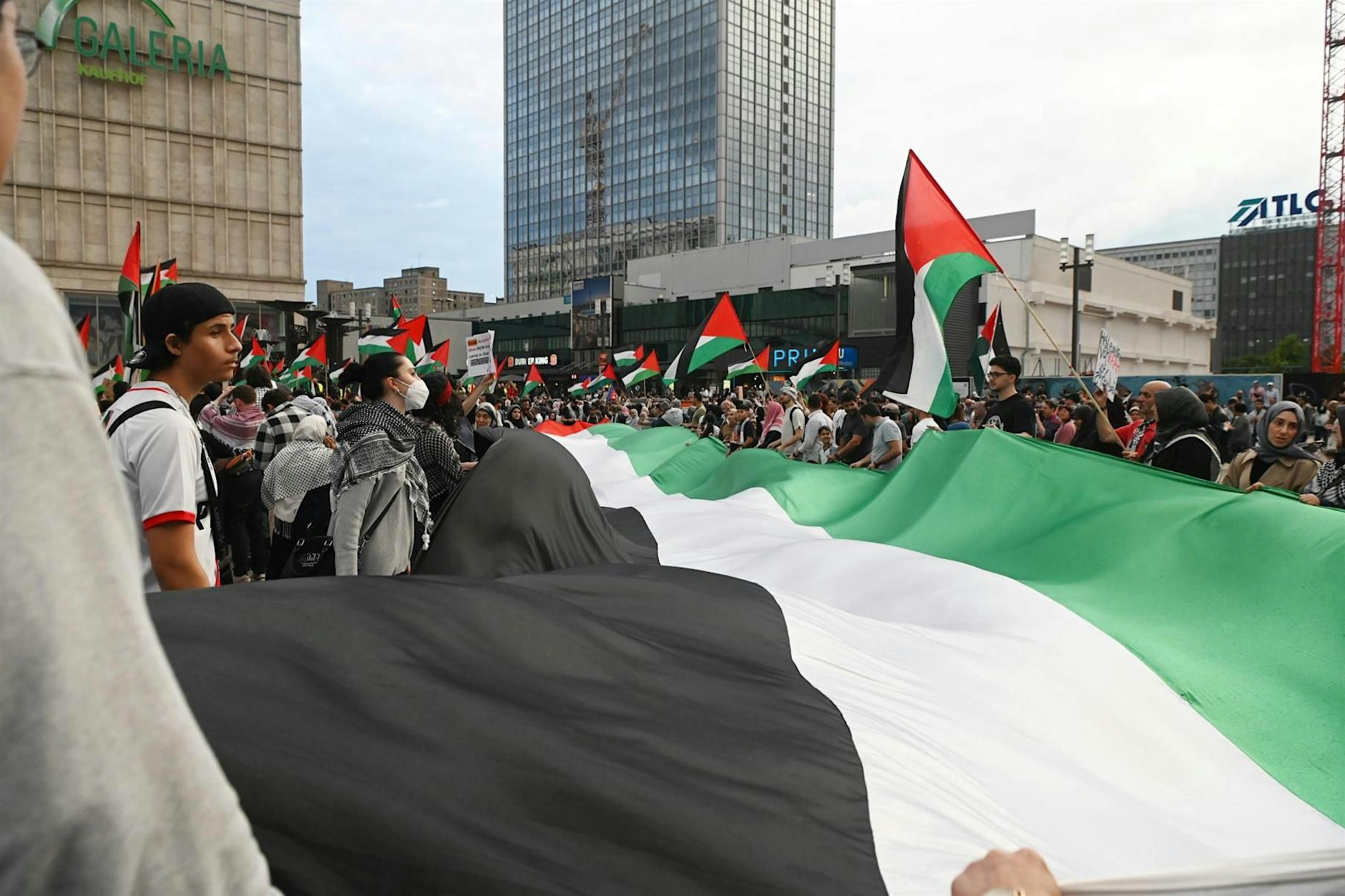 Arafat Abou-Chaker auf Palästina-Demo am Berliner Alexanderplatz