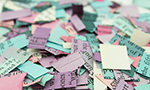 Fotografia mostrando vários pedaços de papel colorido picado.