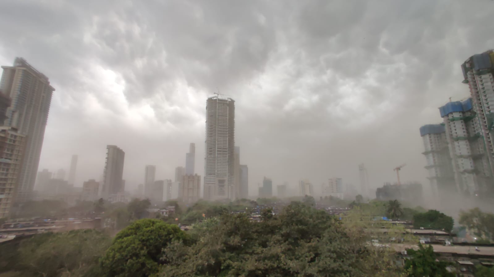 मुंबई में भयानक अंधड़ के 5 हिला देने वाले वीडियो देखिए