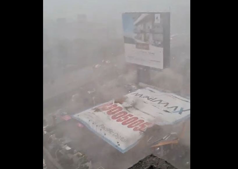 VIDEO : मुंबई में धूल के तूफान में हॉर्डिंग गिरने से 8 की मौत, चारों तरफ मची अफरा-तफरी