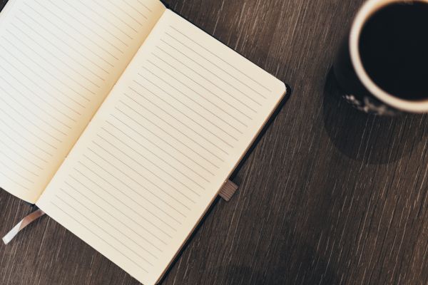 Notebooku,psaní,káva,dřevo,deník,pohár