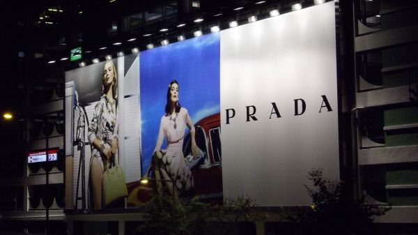 реклама,на открытом воздухе,Вывеска,Реклама,Рекламный щит,Prada