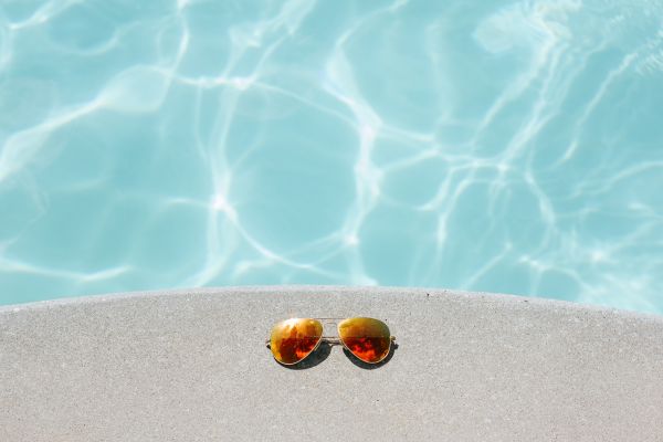 víz,napszemüveg,kék,nyár,medence,úszómedence
