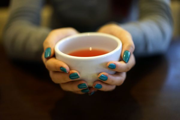 té, Mañana, vaso, mano, calentar, dedo