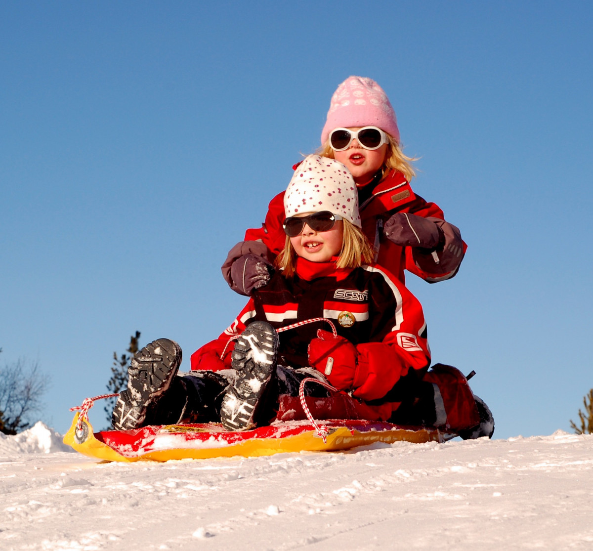 tuyết, mùa đông, Bầu trời, Xe, thể thao mạo hiểm, thiết bị thể thao, Leo núi, thể thao mùa đông, ở ngoài, Cô gái, Đám mây, bọn trẻ, vui vẻ, vui mừng, Người Thụy Điển, Ván trượt, Đi xe trượt tuyết, Thiết bị trượt tuyết