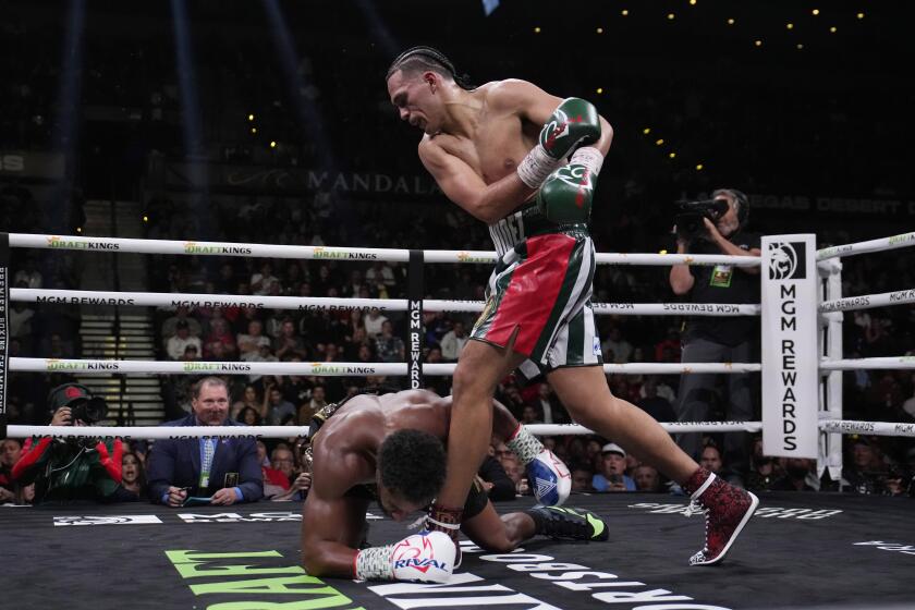 David Benavídez derriba a Demetrius Andrade en una pelea por el cetro de los supermedianos, el sábado 25 de noviembre de 2023, en Las Vegas (AP Foto/John Locher)