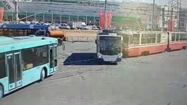 Ребенок пострадал при столкновении троллейбуса и трамвая в Петербурге