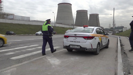 Автоинспекторы проверяют такси на московских трассах
