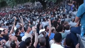 В Ереване протестующие попытались штурмовать армянский парламент
