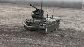 На видео попало применение армией РФ сухопутного дрона на колесном шасси