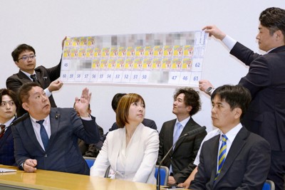 記者会見で選挙ポスター掲示板のイメージを示す政治団体「NHKから国民を守る党」の立花孝志党首（前列左から2人目）＝東京都庁で4月（画像の一部を加工しています）