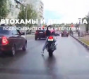 В Туле водитель Lada Priora подрезал мотоциклиста и столкнулся с ним: видео