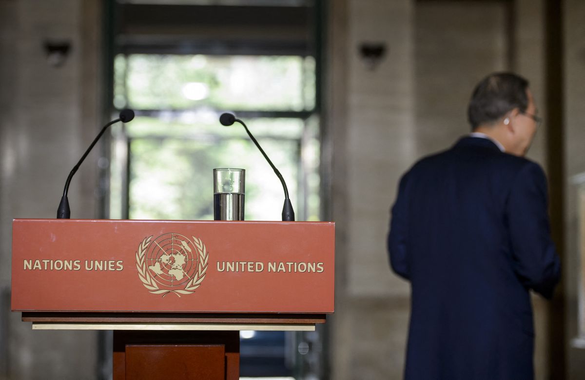 Le Secrétaire général des Nations Unies, Ban Ki-moon, quitte la salle après une séance d'information devant les journalistes