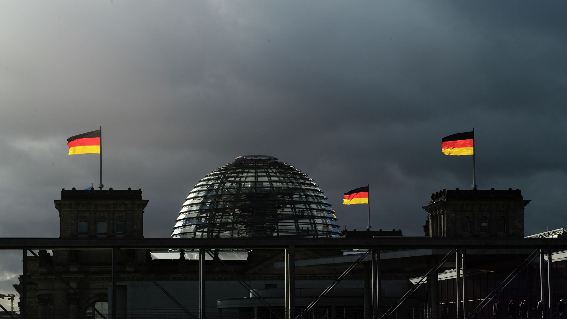 Флаги на здании бундестага в Берлине, Германия - РИА Новости, 1920, 17.04.2024