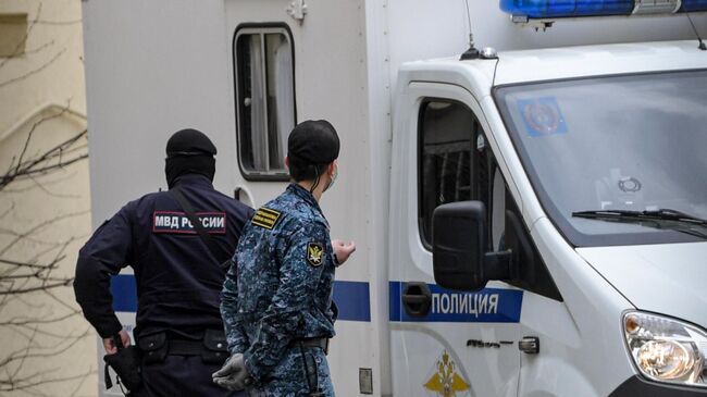 Полицейские у фургона у здания Басманного суда, где будет проходить избрание меры пресечения Дарье Треповой