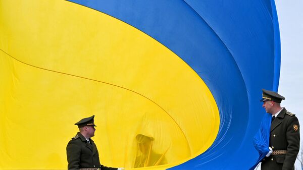 Украинские военнослужащие держат флаг