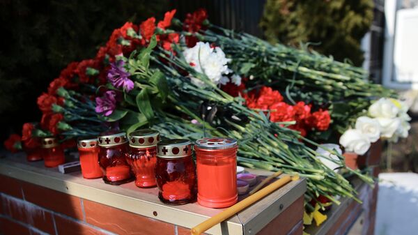 Цветы и свечи у стихийного мемориала возле российского посольства в Кишиневе во время акции в память о жертвах теракта в подмосковном Крокус Сити Холле