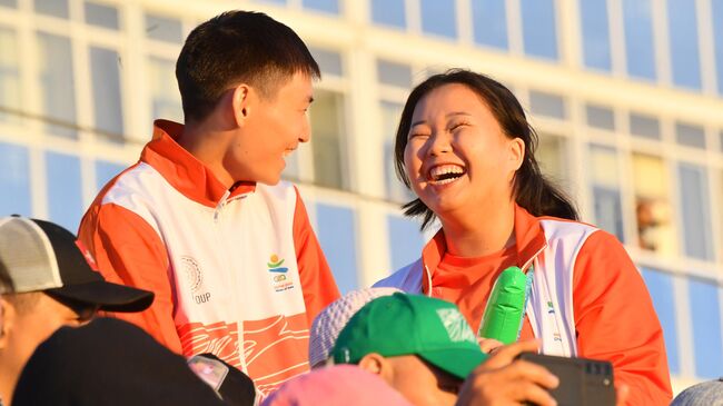 Зрители на церемонии открытия VIII Международных спортивных игр Дети Азии на стадионе Туймаада в Якутске