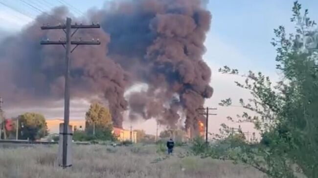 Пожар на нефтебазе городе Калач-на-Дону Волгоградской области после атаки БПЛА. Кадр видео очевидца