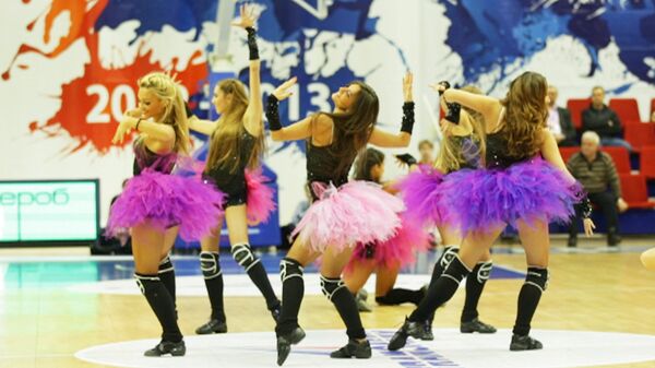 Группа поддержки ПБК ЦСКА: танцы и трюк с кольцом армейских чирлидеров