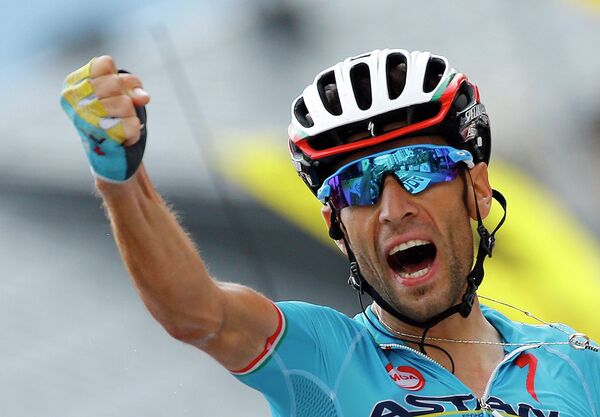 Итальянец Винченцо Нибали из команды «Астана» на финише 19-го этапе веломногодневки Тур де Франс