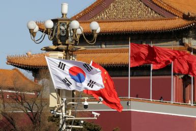 베이징 천안문 옆에 한국과 중국의 국기가 펄럭이고 있다.