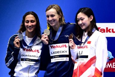 (LR) 은메달리스트 이탈리아의 Simona Quadarella, 금메달리스트 미국의 Katie Ledecky, 동메달리스트 중국의 Li Bingjie가 세계수영선수권대회 여자 1500m 자유형 경기 메달 시상식에서 포즈를 취하고 있습니다.