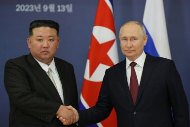 푸틴 대통령(오른쪽)은 러시아 극동의 우주공항에서 김 위원장(왼쪽)을 영접하며 “양국 간 협력과 우호 강화”를 칭찬했다.