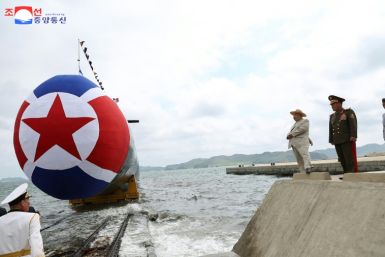 신형 잠수함 옆에 있는 김정은 북한 국무위원장(오른쪽 2번째)