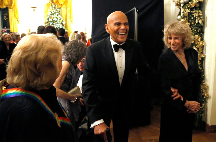 Belafonte lacht mit einem anderen Zuschauer, als sie nach einem Empfang in Washington abreisen